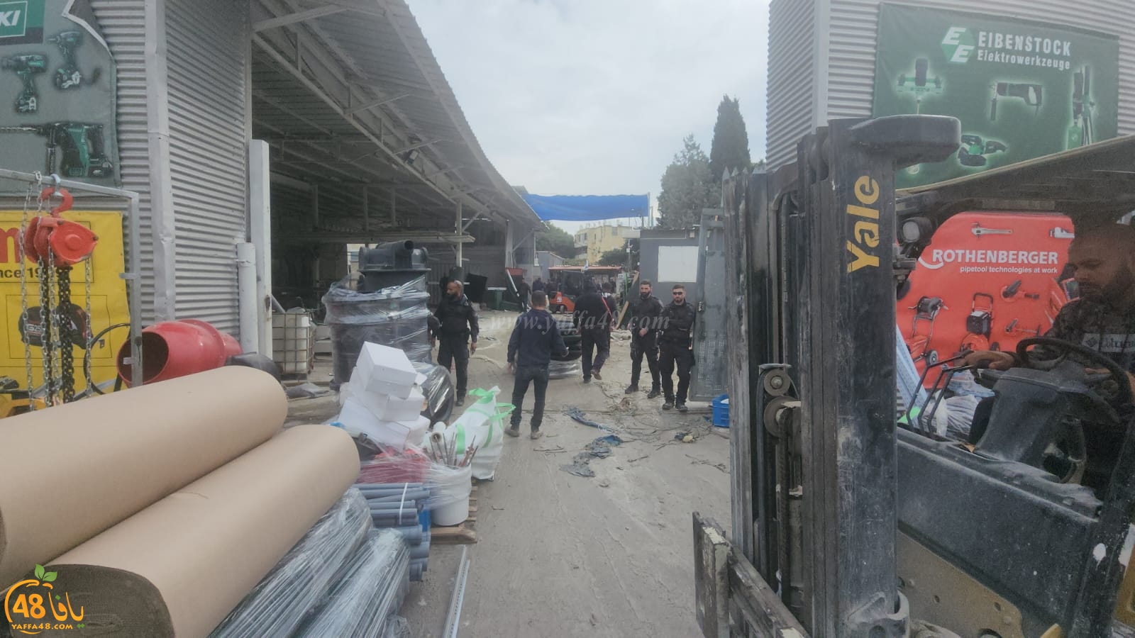 اللد: الشرطة تقتحم محلاً لمواد البناء تمهيداً لاخلائه 